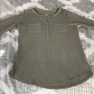 Mid sleeve olive green shirt. Size: Small
